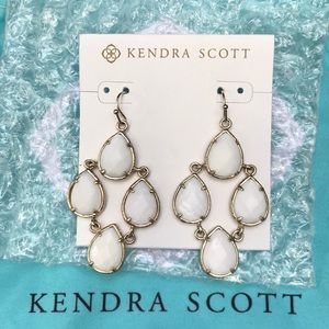 💛 Kendra Scott White Pearl /Gold Carlone Earrings